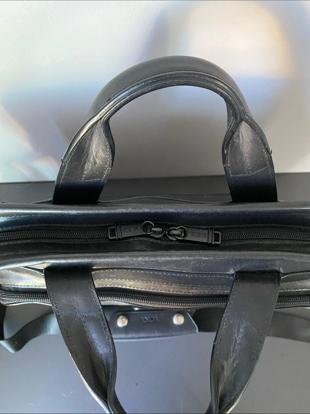 Tumi Alpha Slim Black Leather Portfolio Briefcase 17” Laptop Strap Pockets Sleek